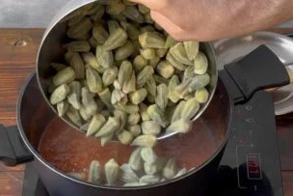 اضافه کردن بامیه به خورشت بامیه بدون رب