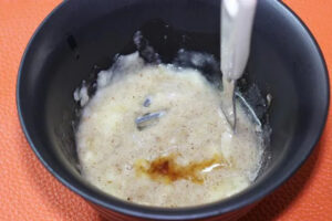 اضافه کردن وانیل و روغن به مایه موزی پنکیک