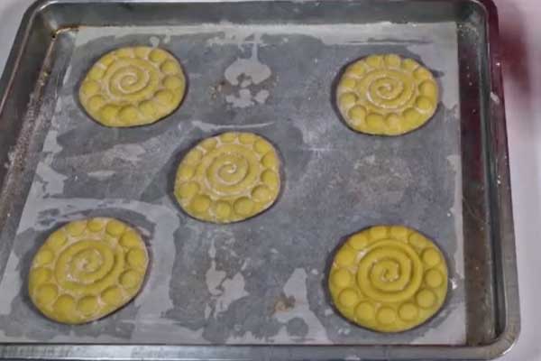 چیدن خمیر کلوچه فومن در سینی فر