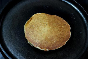 پخت طرف دیگر پنکیک موزی بدون تخم مرغ