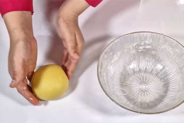 استراحت دادن به خمیر کلوچه فومن