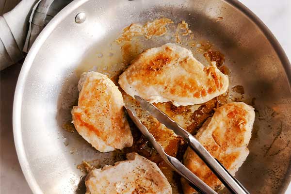 سرخ کردن مرغ برای تهیه خورش غوره مسما با مرغ