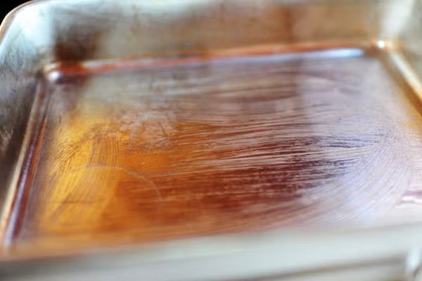 چرب کردن قالب در تهیه باقلوا در منزل