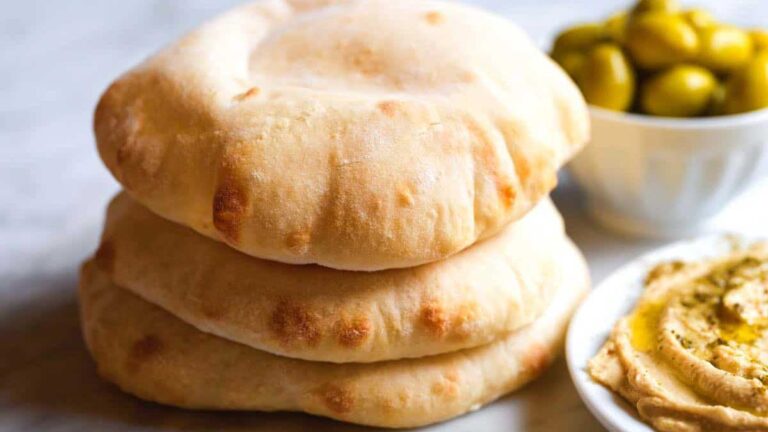 طرز تهیه نان پیتا شاورما