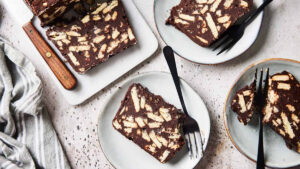 طرز تهیه کیک یخچالی با بیسکویت خرد شده