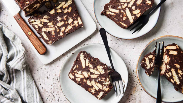 طرز تهیه کیک یخچالی با بیسکویت خرد شده