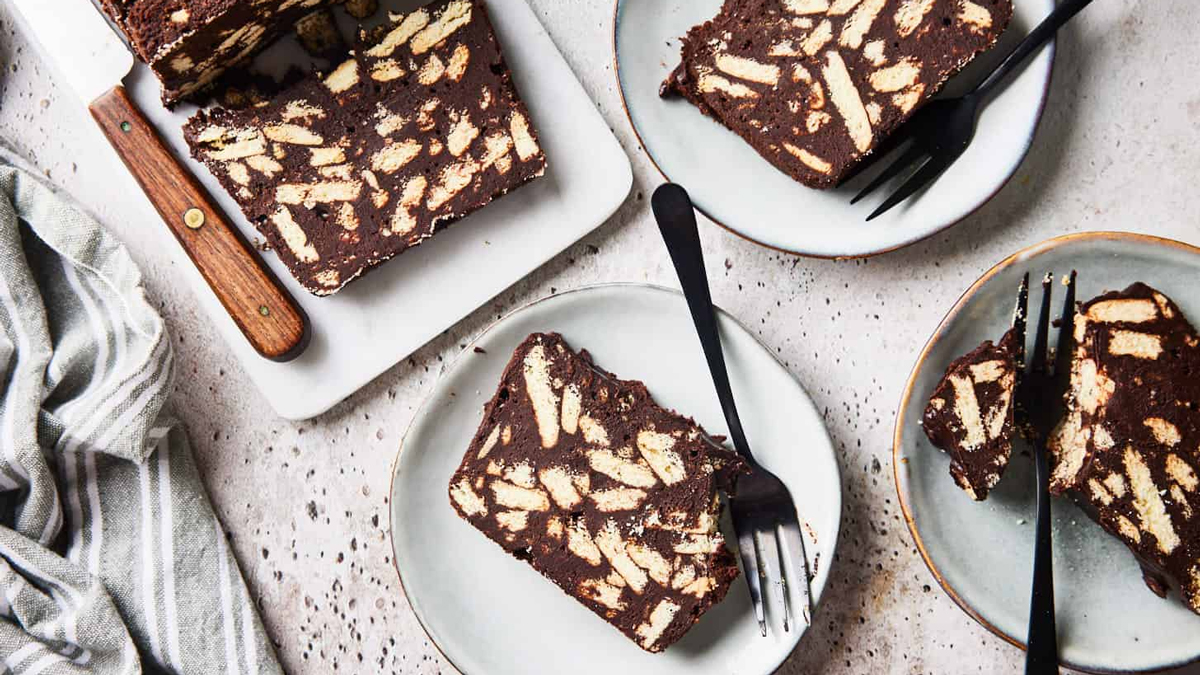 طرز تهیه کیک یخچالی با بیسکویت خرد شده