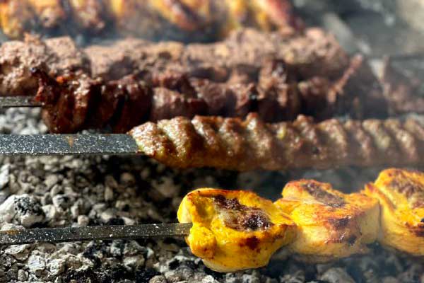 کباب کردن کباب کوبیده و جوجه کباب برای تهیه کباب وزیری