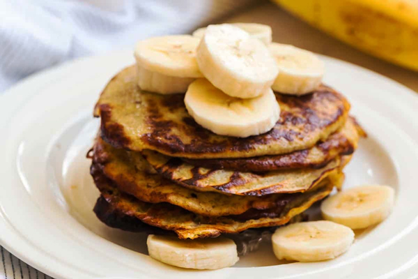 پنکیک موزی بدون تخم مرغ با تزئین موز
