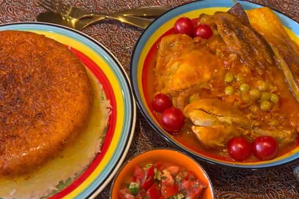 یک بشقاب خورش غوره مسما با مرغ در کنار برنج