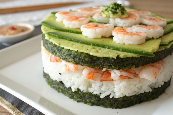 لایه‌گذاری و شکل‌دهی کیک سوشی