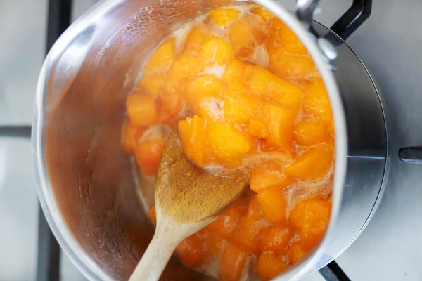 پخت پرتقال در قابلمه برای تهیه کمپوت پرتقال