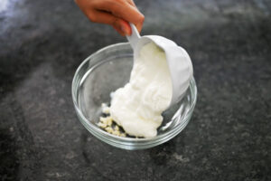 اضافه کردن ماست به سیر در تهیه ماست و خیار