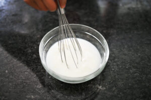 مخلوط کردن آب، ماست و سیر در تهیه ماست و خیار