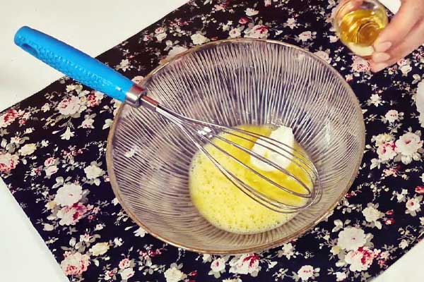 هم زدن تخم مرغ برای درست کردن کلوچه فومن