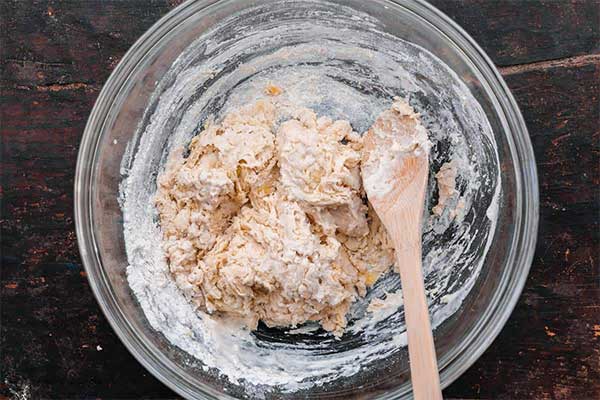 مخلوط کردن مواد اولیه نان پیتا