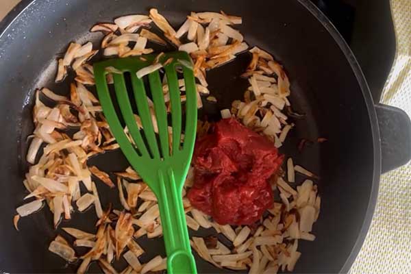 تفت دادن رب و پیاز برای تهیه خورش غوره مسما با مرغ