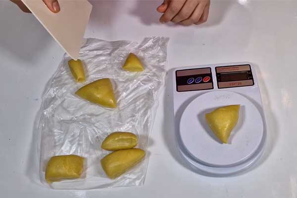 چانه گرفتن خمیر کلوچه فومن