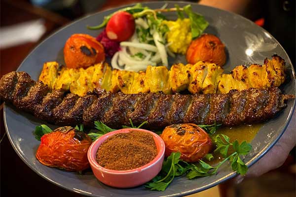 یک بشقاب کباب وزیری با دورچین