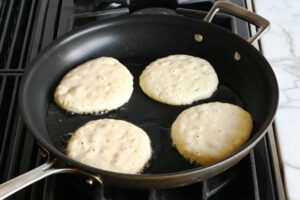 ریختن مایه پنکیک داخل تابه