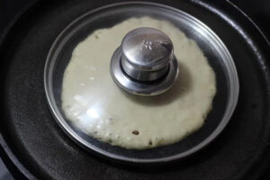 ریختن مایه پنکیک موزی در تابه