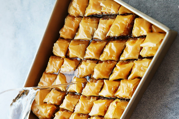 ریختن شربت روی باقلوا