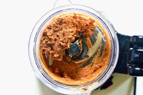 آماده کردن فیلینگ خرما در تهیه کلوچه خرمایی با ماست