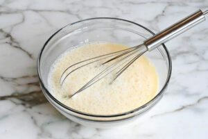 آماده کردن مواد تر در تهیه پنکیک برای ۴ نفر