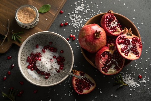 آماده‌سازی انارها برای رب انار