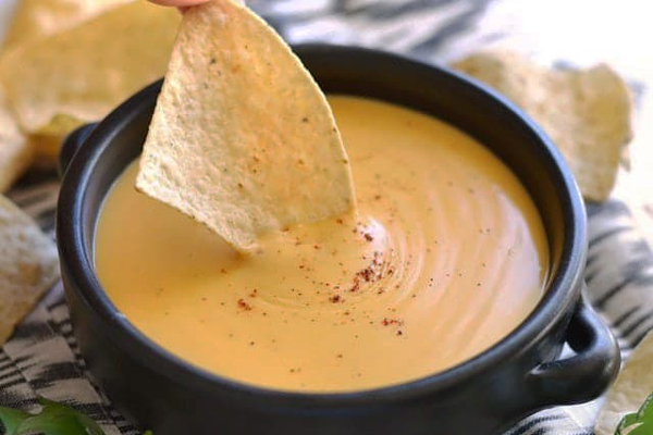 سس پنیر چدار بهمراه نان پیتا