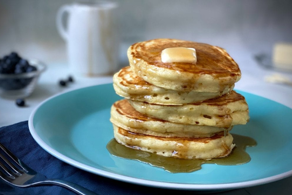 پنکیک فوری با تزئین عسل