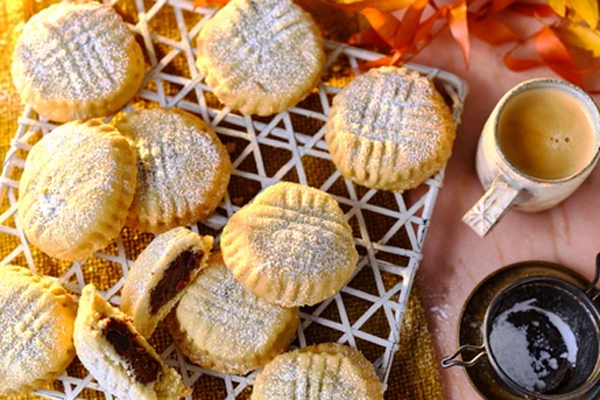 کلوچه خرمایی با ماست با تزئین پودر قند