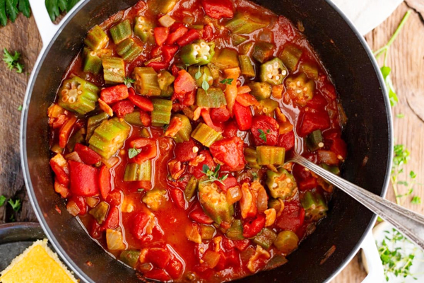 یک قابلمه خورشت بامیه با گوجه فرنگی