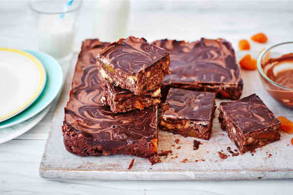 کیک یخچالی با بیسکویت خرد شده