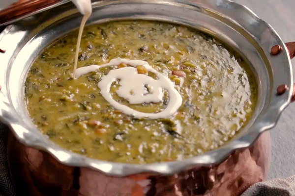 سرو و تزئین آش ترخینه کرمانشاه