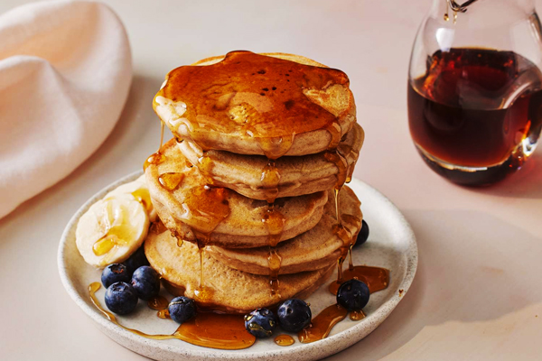 پنکیک برای چهار نفر با تزئین عسل و موز و بلوبری