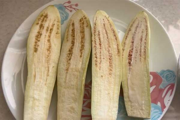 گرفتن تلخی بادمجان برای تهیه خورش غوره مسما با مرغ