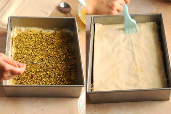 گذاشتن لایههای خمیر یوفکا به همراه فیلینگ در قالب برای تهیه باقلوا