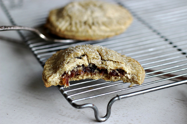 عطر و طعم متنوع کلوچه خرمایی با ماست