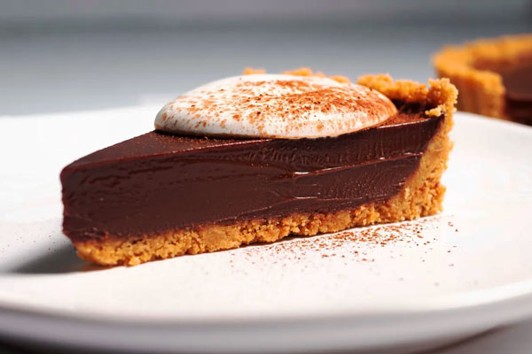 یک اسلایس تارت شکلاتی
