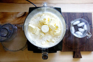 اضافه کردن کره به مواد تارت سیب