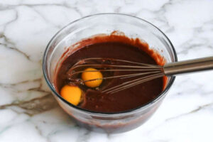 اضافه کردن تخم مرغ به پایه شکلات تارت