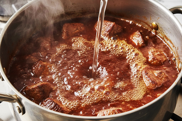 اضافه کردن رب گوجه فرنگی و آب