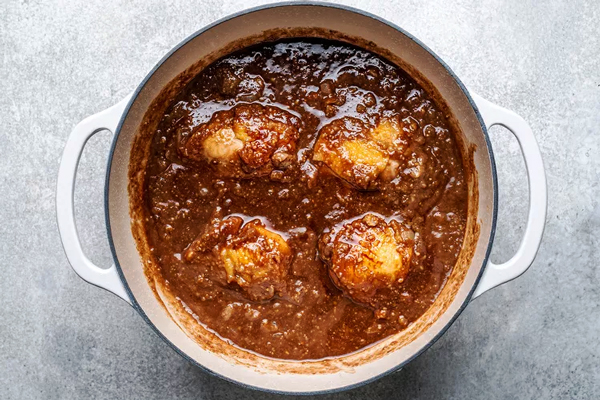 اضافه کردن تکههای مرغ به فسنجان برای ۴ نفر