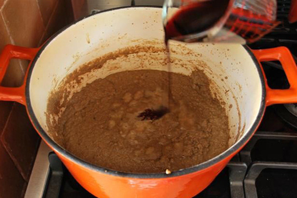 اضافه کردن رب انار به فسنجان مرغ برای ۴ نفر