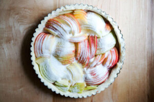 اضافه کردن وانیل به سیب ها در تارت سیب