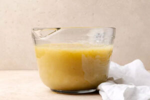 پوره سیب در ظرف شیشه برای تهیه لواشک سیب