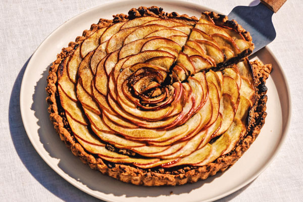 تارت سیب فرانسوی در ظرف سرو 