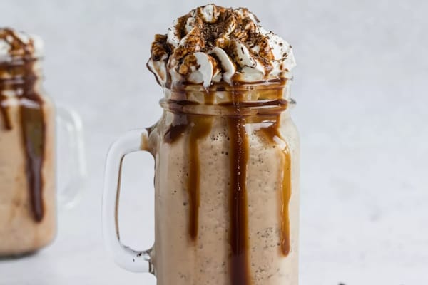 یک لیوان میلک شیک شکلاتی با تزئین کرم و کارامل