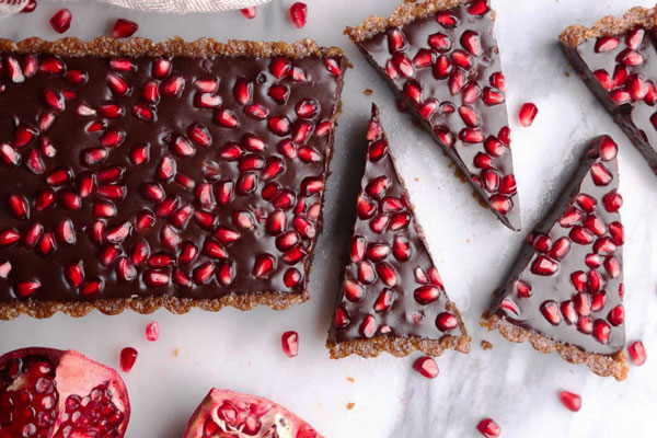 تارت انار یلدایی شکلاتی با قالب مستطیل 